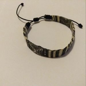 Handmade bracelet, 33 cm, black and white.